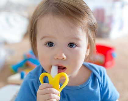 “Primeiros dentes do bebê: como aliviar o incômodo – por: Dra. Nayara Figueira