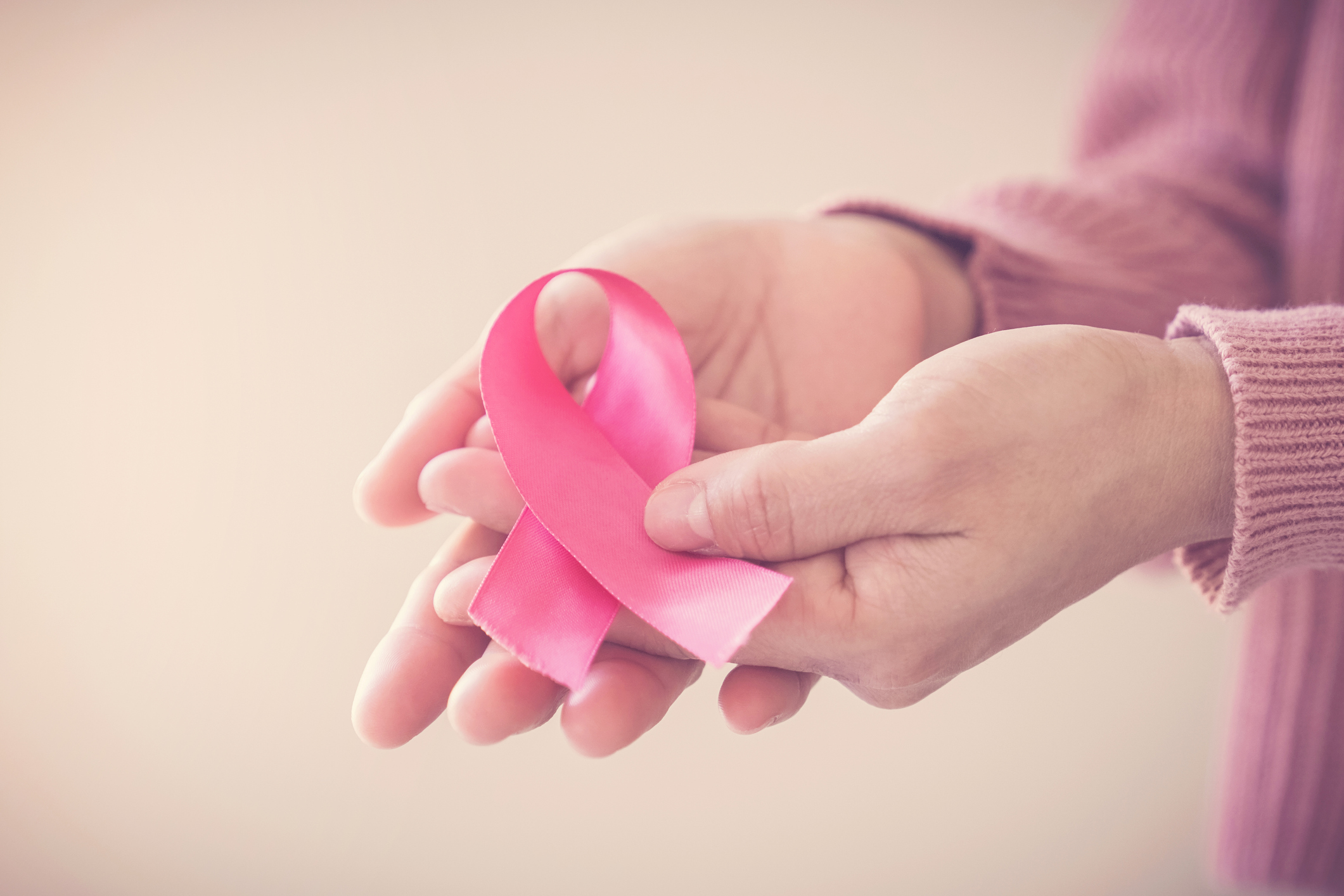 Câncer de mama: qual a relação da doença com a reposição hormonal? - por: Dra. Isabella Tartari